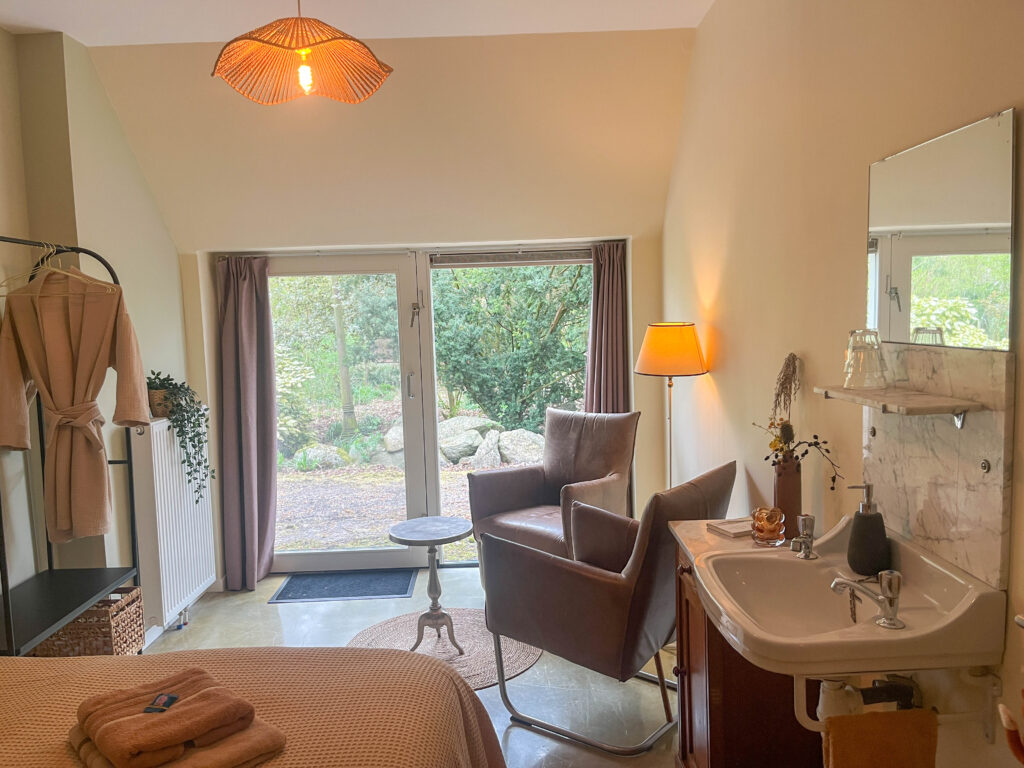 Kamer 1 met wastafel en zitje.