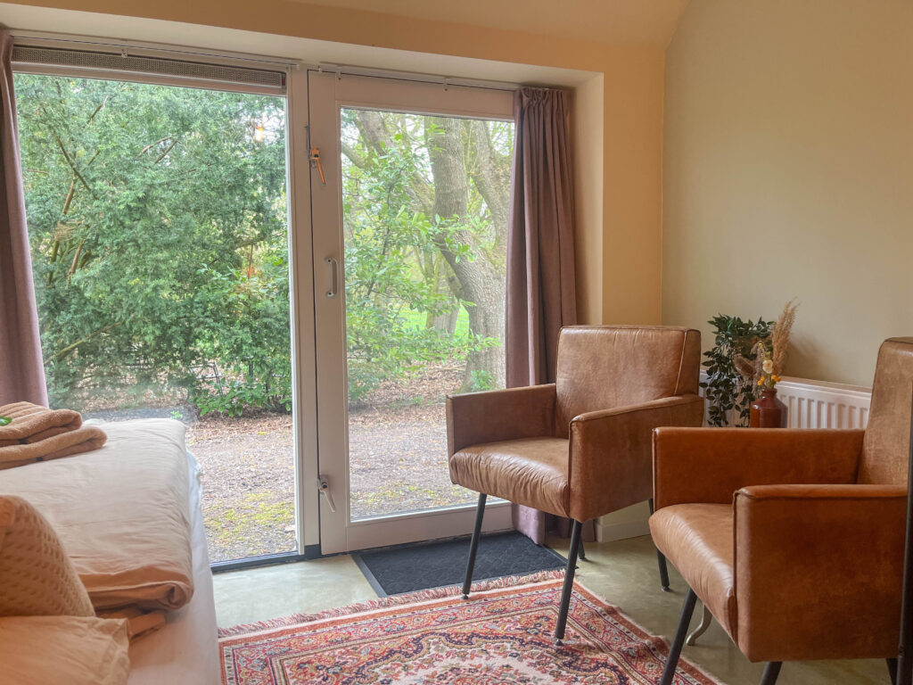 Kamer 2 met zitje aan het raam.