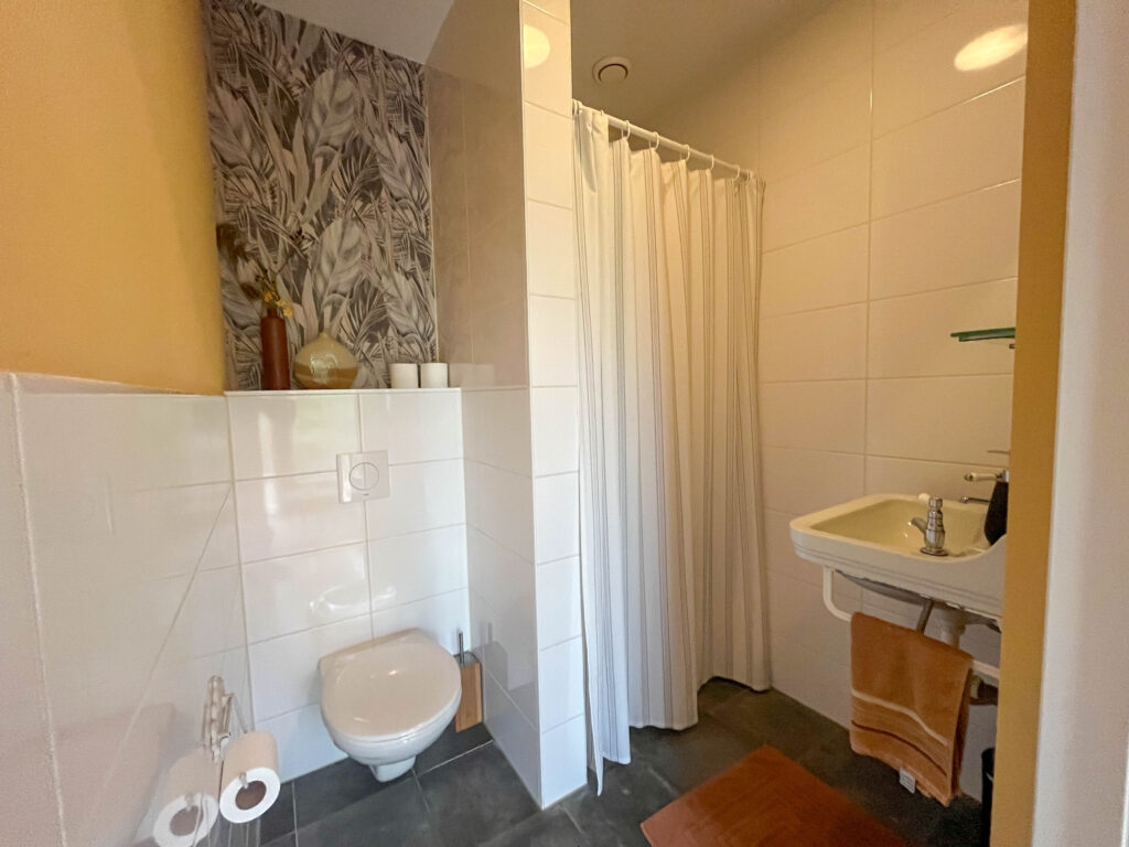 Kamer 3 met eigen douche en toilet.