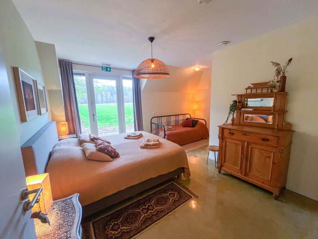 Kamer 4 met 2-p bed en 1-p slaapbank.