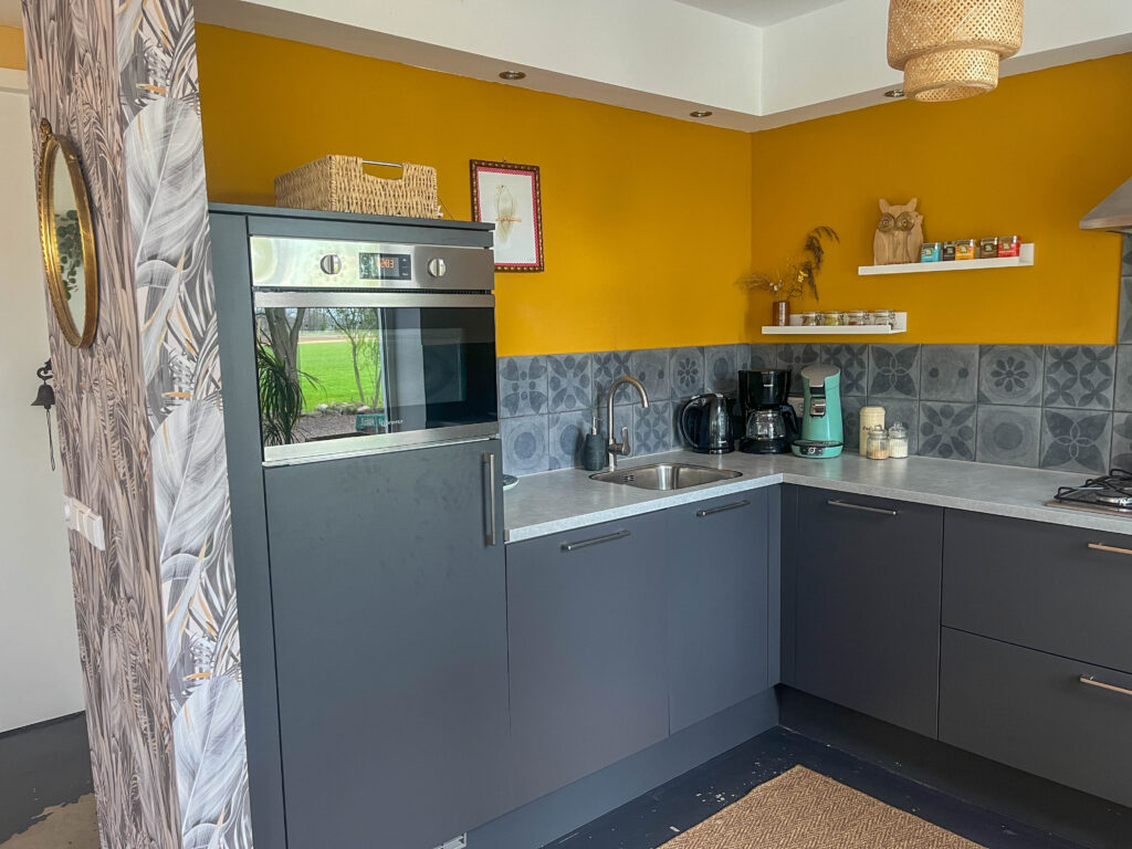 Woonkamer met Keuken.